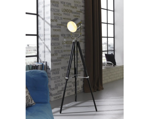 Stojací lampa s nohami stativu v obývacím pokoji