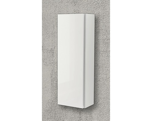 Bílá závěsná skříňka do koupelny namontovaná na zdi