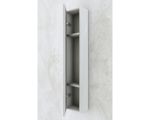 Otevřená závěsná skříňka se dvěma policemi