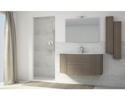 Moderní koupelna s umyvadlovou skříňkou, zrcadlem, ruční sprchou a sprchovou baterií.