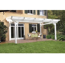 Bílá dřevěná pergola se sedací soupravou na terase