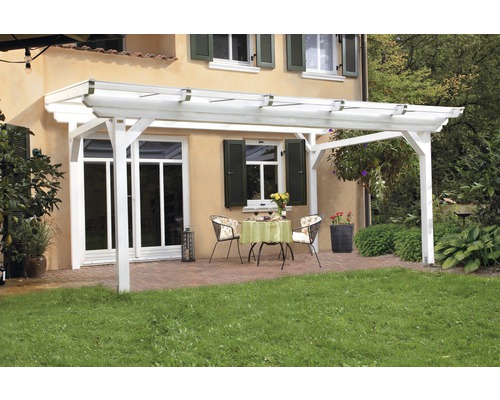 Bílá dřevěná pergola se sedací soupravou na terase