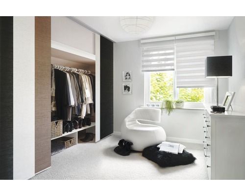 Světlá ložnice s šatní skříní s posuvnými dveřmi, roletou a moderním křeslem