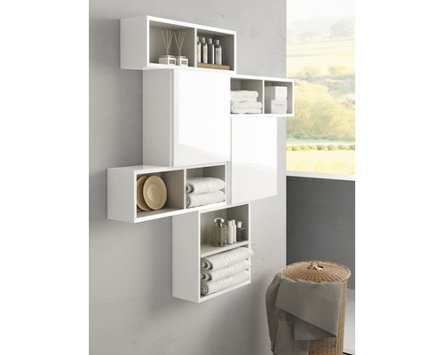 Nástěnná police s přihrádkami a dvířky skříněk v koupelně pro uložení ručníků a kosmetiky