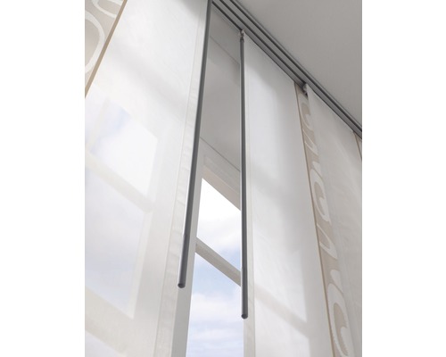 Posuvné závěsy se závažovou tyčí před oknem