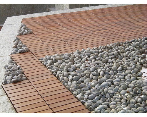 Terasa s dřevěnými dlaždicemi a oblázky