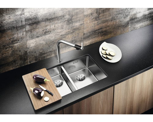 Kuchyňský dřez s baterií, krájecí deskou a lilkem na pracovní desce