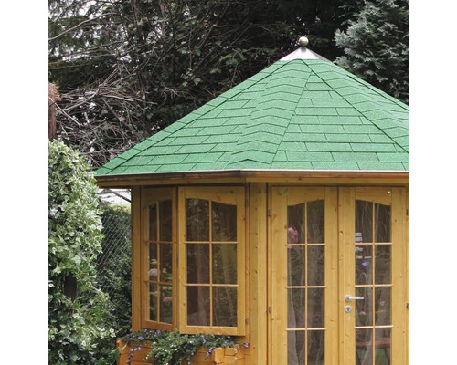 Zahradní altán se zelenou střechou a dřevěným rámem