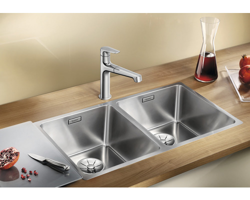 Nerezový dřez se dvěma komorami a baterií na pracovní desce