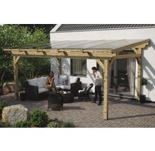 Dřevěná pergola se sedací soupravou a dvěma lidmi na zahradě