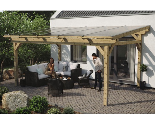 Dřevěná pergola se sedací soupravou a dvěma lidmi na zahradě
