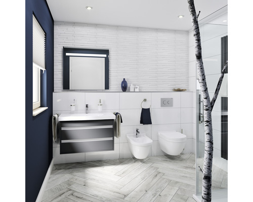 Světlá koupelna s umyvadlem, zrcadlem, toaletou a bidetem