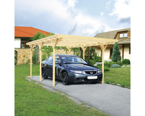 Auto pod dřevěným přístřeškem pro auto