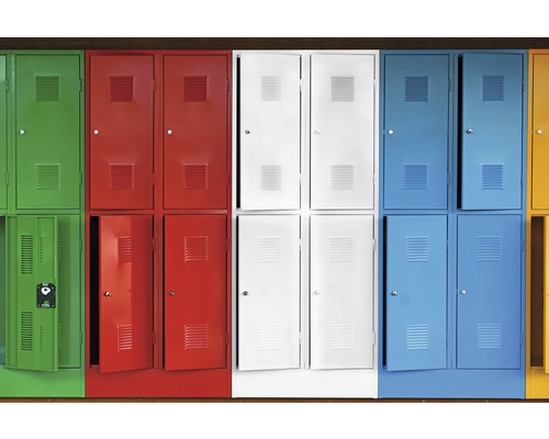 Kovové skříňky v řadě, některé dveře jsou otevřené