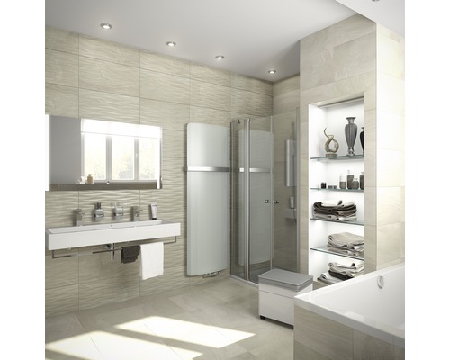 Světlá koupelna s umyvadlem, zrcadlem, ohřívačem ručníků, sprchou a regálem