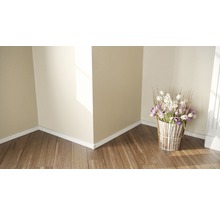 Roh místnosti s dřevěnou podlahou a košíkem květin