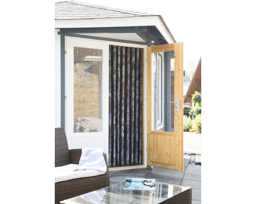 Vnější pohled na zahradní domek s otevřenými dřevěnými dveřmi a oknem