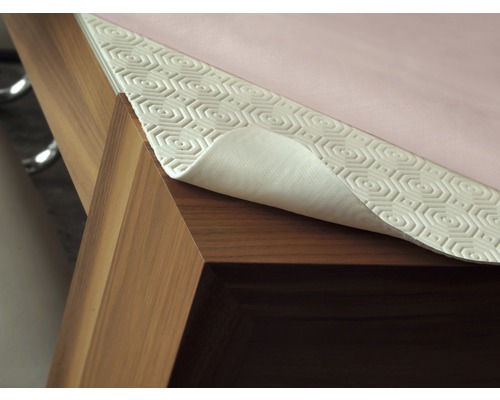 Stůl s protiskluzovou podložkou