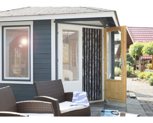Zahradní domek s otevřenými dřevěnými dveřmi a okny