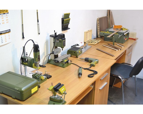 Pracovní stůl s různým nářadím a vybavením pro zpracování dřeva