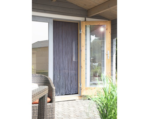 Scéna s dveřmi vybavenými korálkovým závěsem.