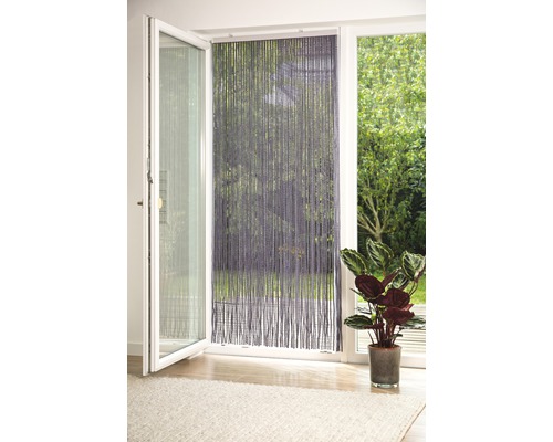 Otevřený rám dveří se šňůrovým závěsem jako ochrana proti hmyzu