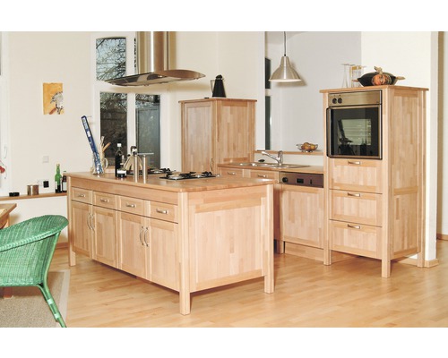 Světlá dřevěná kuchyně s varným ostrůvkem, odsavačem par a vestavnou troubou