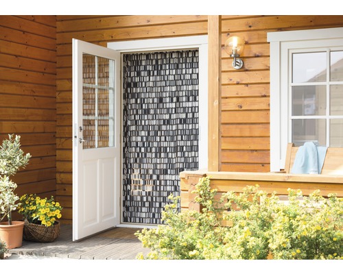 Dřevěný dům s otevřenými dveřmi a protihmyzovou clonou