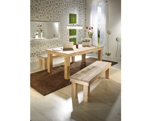 Jídelna s dřevěným stolem, lavicemi a kobercem na světlé dřevěné podlaze