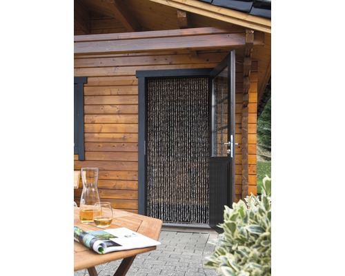 Dřevěný zahradní domek s protihmyzovou clonou v otevřených dveřích