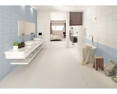 Světlá koupelna s umyvadlem, vanou a obklady