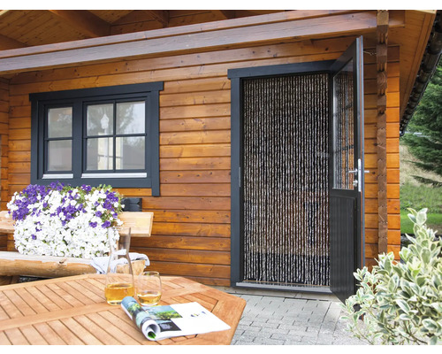 Dřevěný zahradní domek s oknem, dveře s perličkovým závěsem, dřevěný stůl a květiny