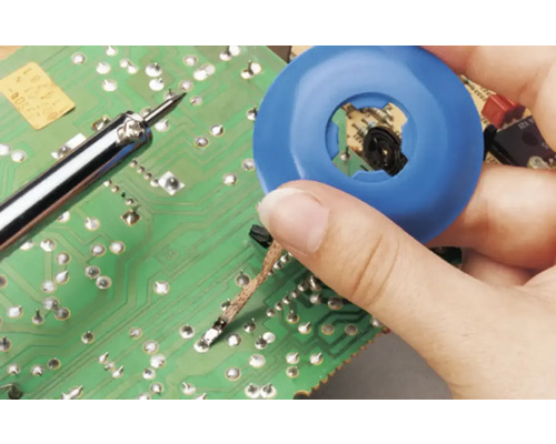 Detail páječky, cínu a desky plošných spojů