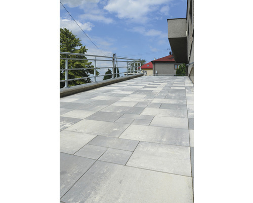 Terasa s betonovou dlažbou a zábradlím.