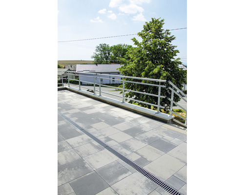 Terasa se šedými dlaždicemi a odvodňovacím žlabem