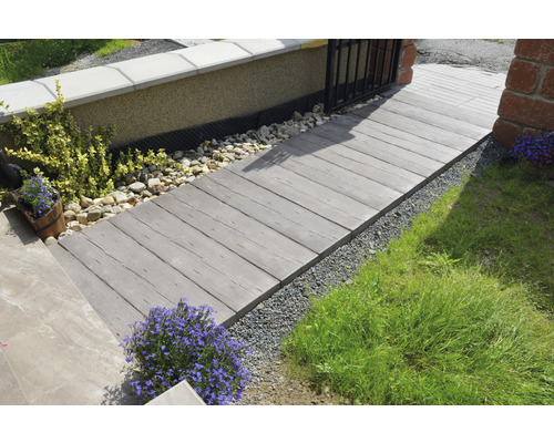Betonová dlažba Bark 7 prkno 89x25x5 cm hnědá Zahradní chodník z desek imitujících dřevo s kameny a rostlinami