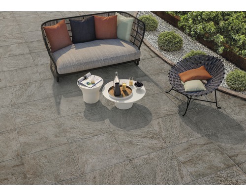 Venkovní prostor s terasovými dlaždicemi, posezením a zahradním designem