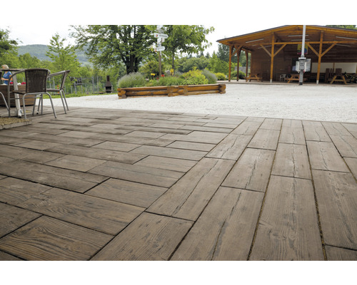 Terasa s dlažebními kostkami se vzhledem dřeva a zahradním nábytkem