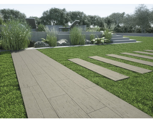 Zahrada s trávníkem a chodníkovými dlaždicemi