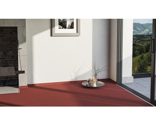 Světlá místnost s červenou dřevěnou podlahou, terasovými dveřmi a dekorativními prvky.