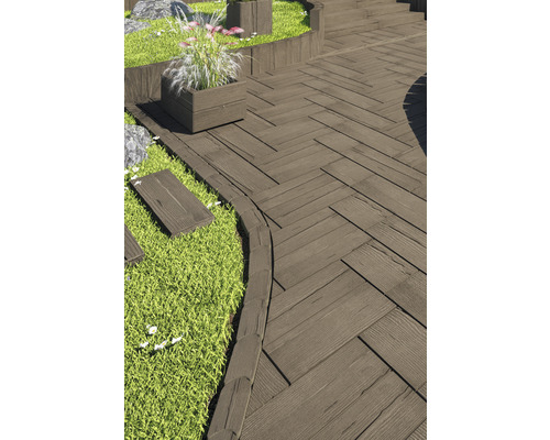 Zahradní scéna s dřevěnou terasou, trávníkem a rostlinami v dřevěných bednách