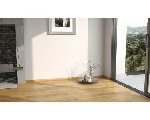 Světlá místnost s parketovou podlahou, krbem a terasovými dveřmi