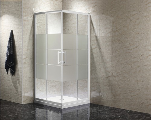 Rohová sprcha s prvky z mléčného skla v koupelně