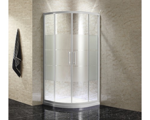 Sprchový kout se skleněnými dveřmi a ručníkem na zdi v koupelně