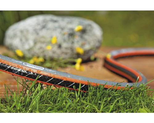 Zahradní hadice Gardena na trávníku