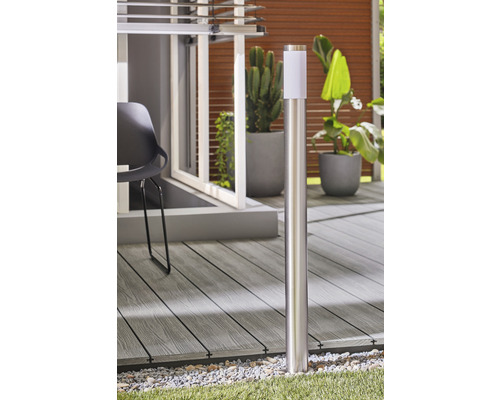 Zahradní scéna s nerezovým sloupkovým svítidlem a bílým světelným tělesem