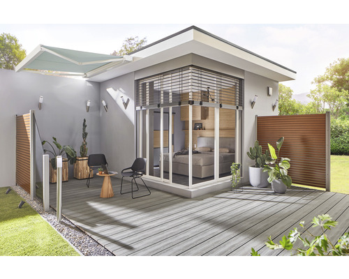 Venkovní prostor s terasou, markýzou, zástěnou a posezením.