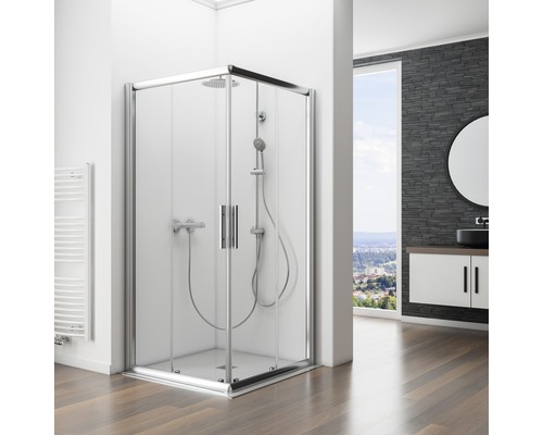 Koupelna se sprchou, umyvadlem a zrcadlem