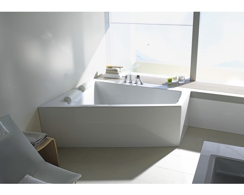 Koupelna s vanou, ručníky a okny pro denní světlo