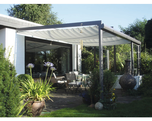 Terasa se zastřešením terasy, stolem a židlemi na zahradě.